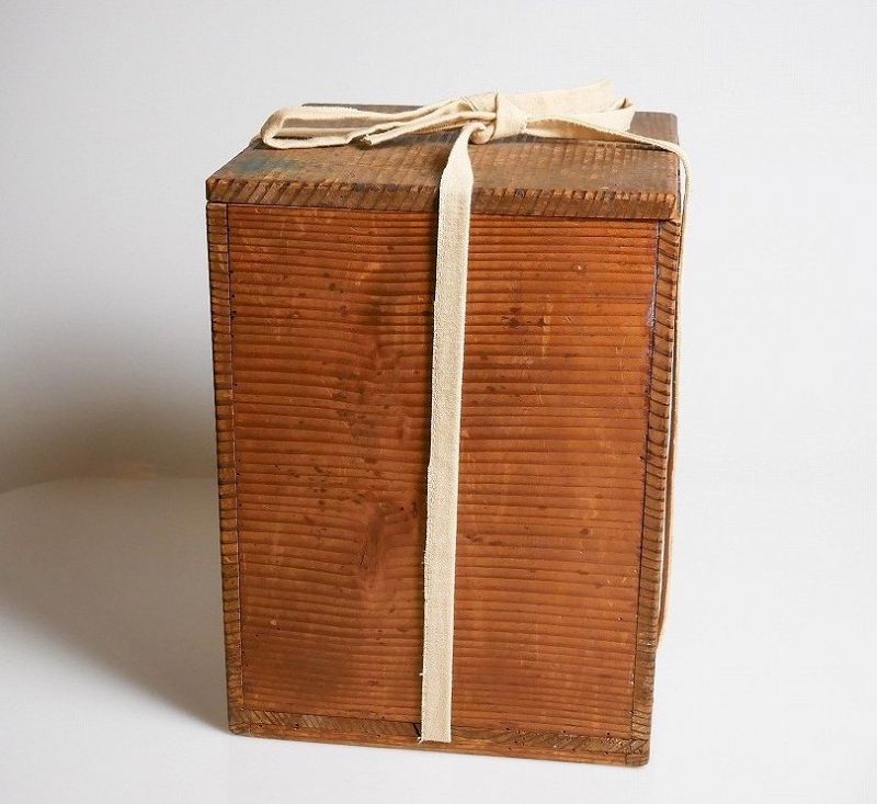 A ko-Seto Mizusashi with Black Lacquer Lid (Tea Master Item)