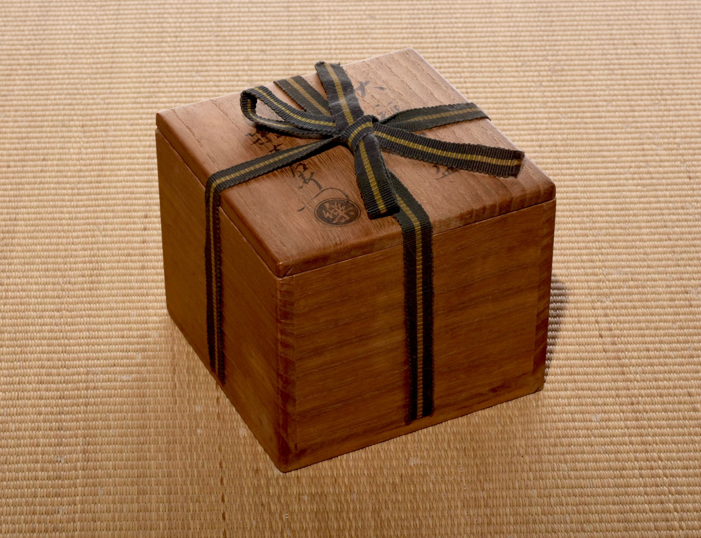 The Perfect Symbolic Wedding Anniversary Present — Raku Seinyu (XIII)