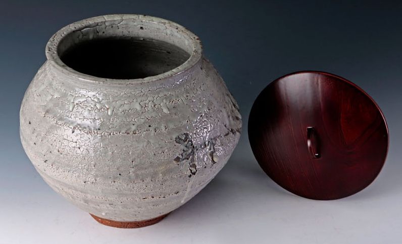 An e-Karatsu Mizusashi by Nakagawa Jinenbo