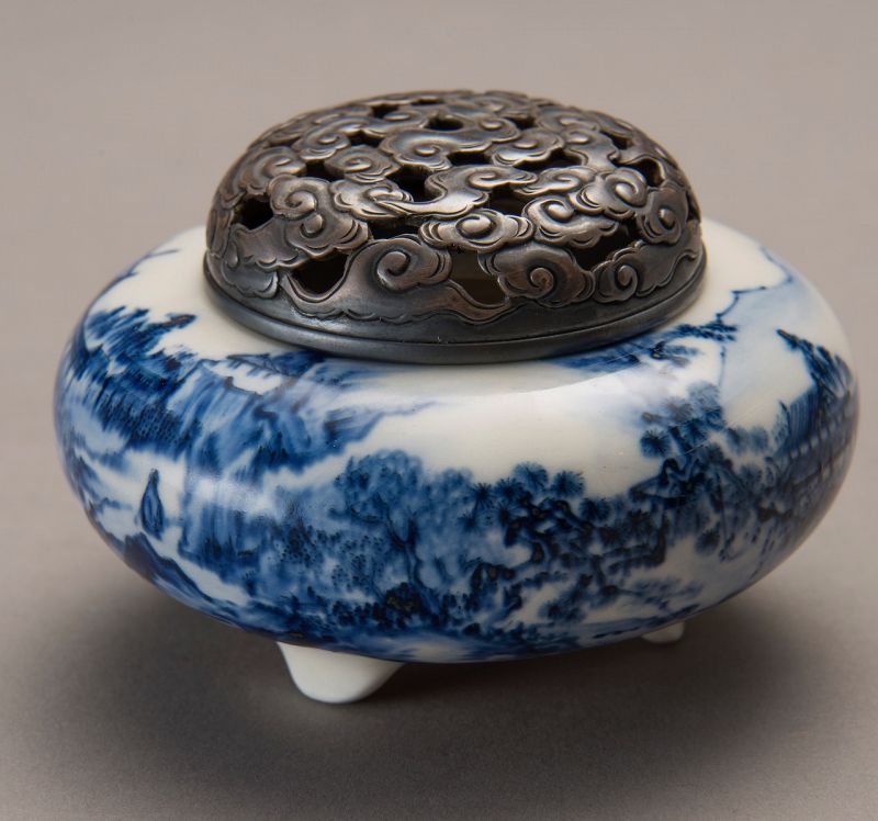 A Porcelain Incense Burner by Imperial Court Artist Ito Tozan