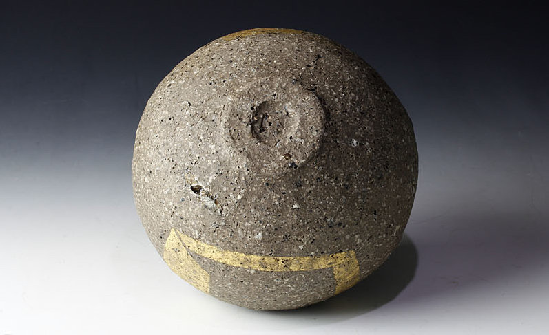 Haito Chawan with Gold Decoration by Sato Kazuhiko
