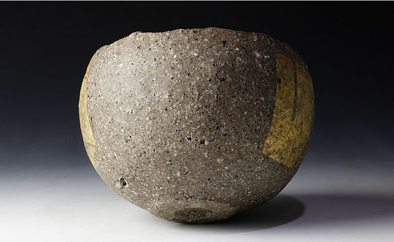 Haito Chawan with Gold Decoration by Sato Kazuhiko