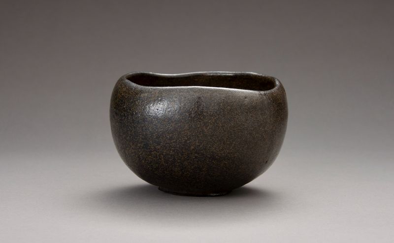 A “Kase-Guro” Raku Tea Bowl by Higaki Ryota