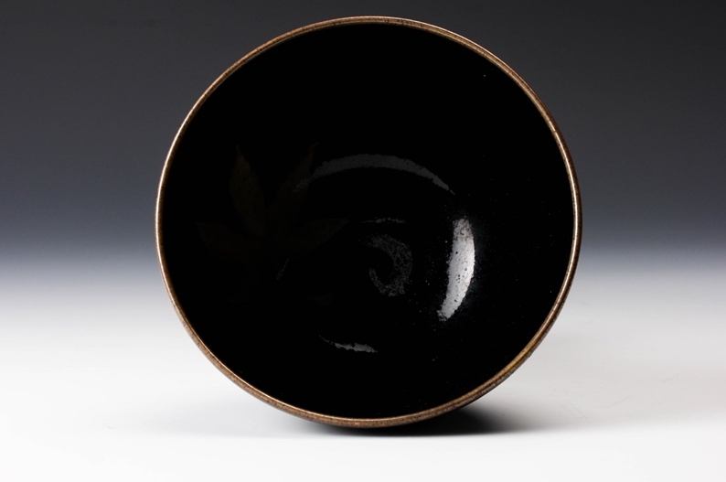 A “Koyo” Tenmoku Tea Bowl with Silk Pouch by Touetsu Kiln